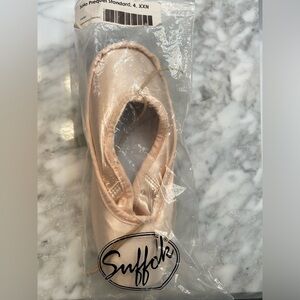 Suffolk pointe shoe size 4XXN brand new